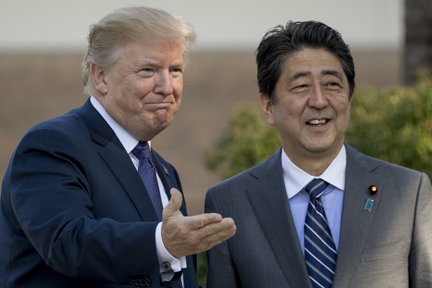 Трамп вечерао с Абеом: Ми се волимо и наше земље се воле (ФОТО)